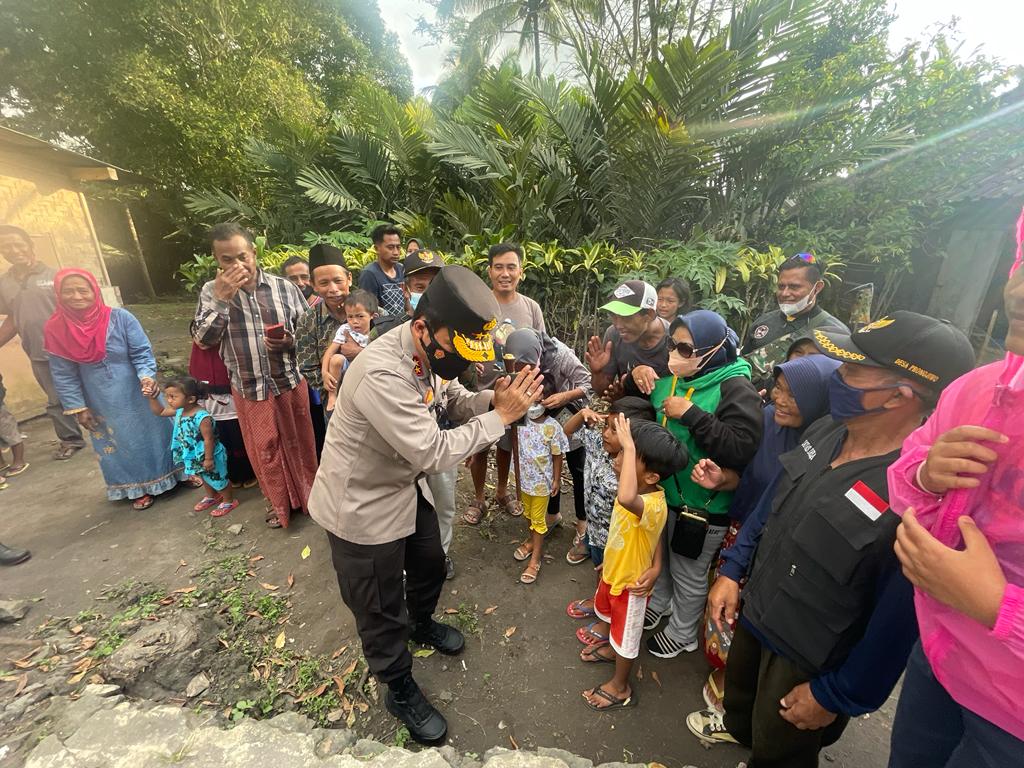 cek Pengungsian di Pronojiwo, Kapolda Jatim Sempatkan Bercengkrama Dengan Anak-anak Lereng Semeru