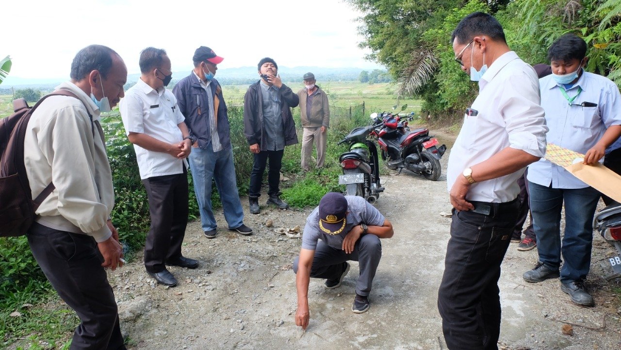 Bantu Akses Pertanian, PT TPL Bangun Jalan Rabat Beton di Desa Lumban Huala