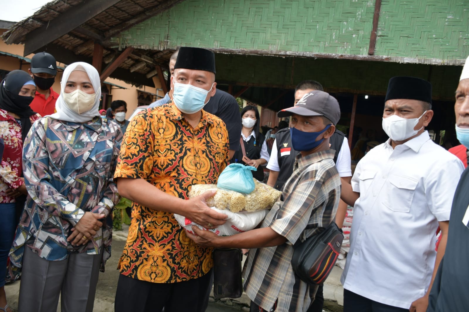 Didampingi Bupati, Walubi Sumut Beri 500 Paket Bantuan untuk Warga Sergai