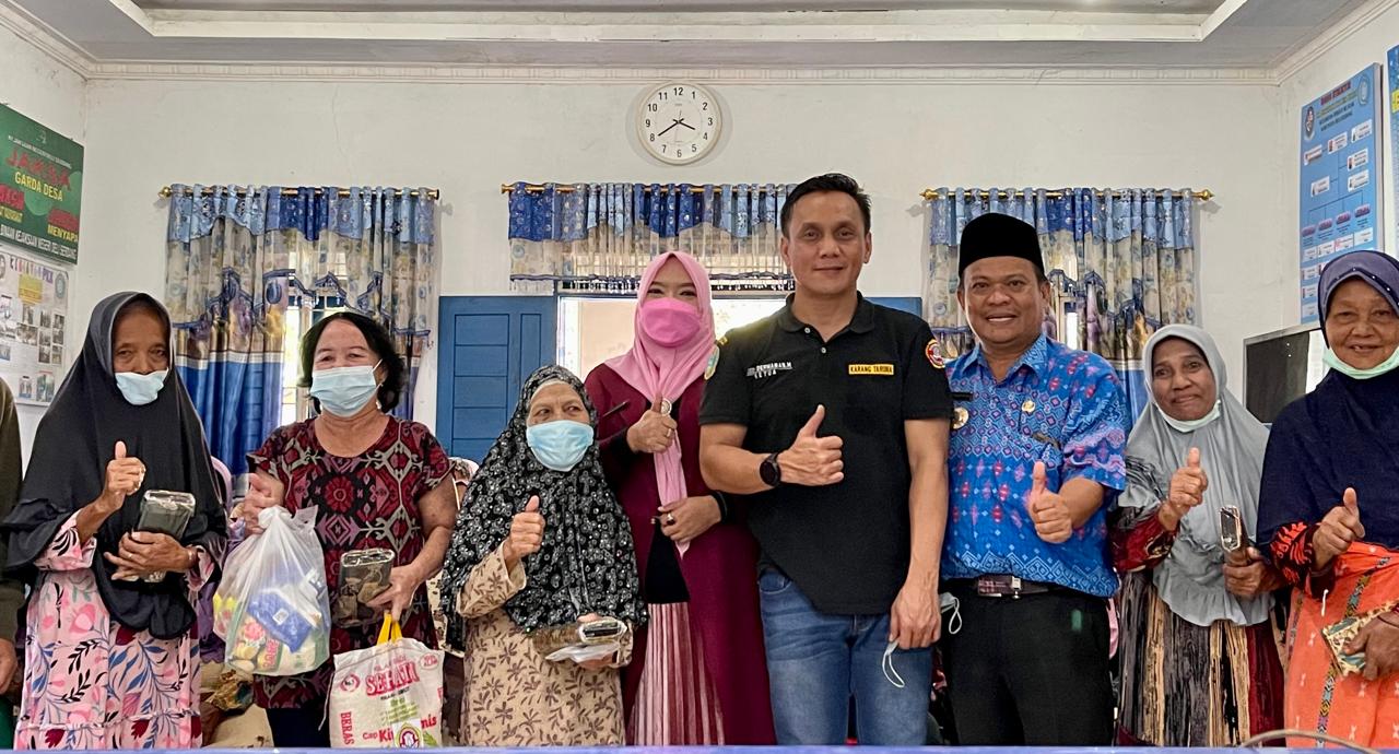 Ketua Karang Taruna Bagikan Sembako kepada 100 Wanita Jompo di Desa Percut, Ini Kata Dedi Dermawan