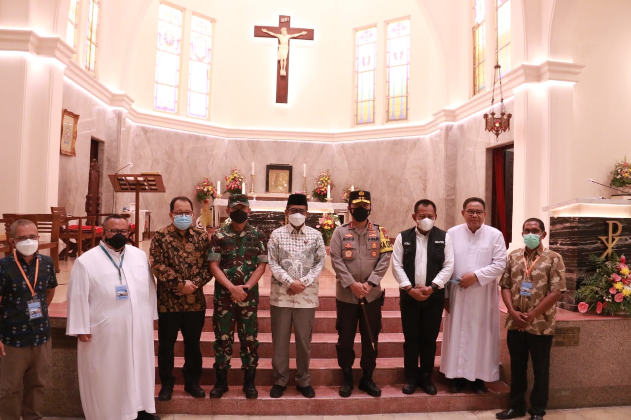 Forkopimda Jatim dampingi Menkopolhukam Cek Prokes dan Pengamanan Gereja di Surabaya