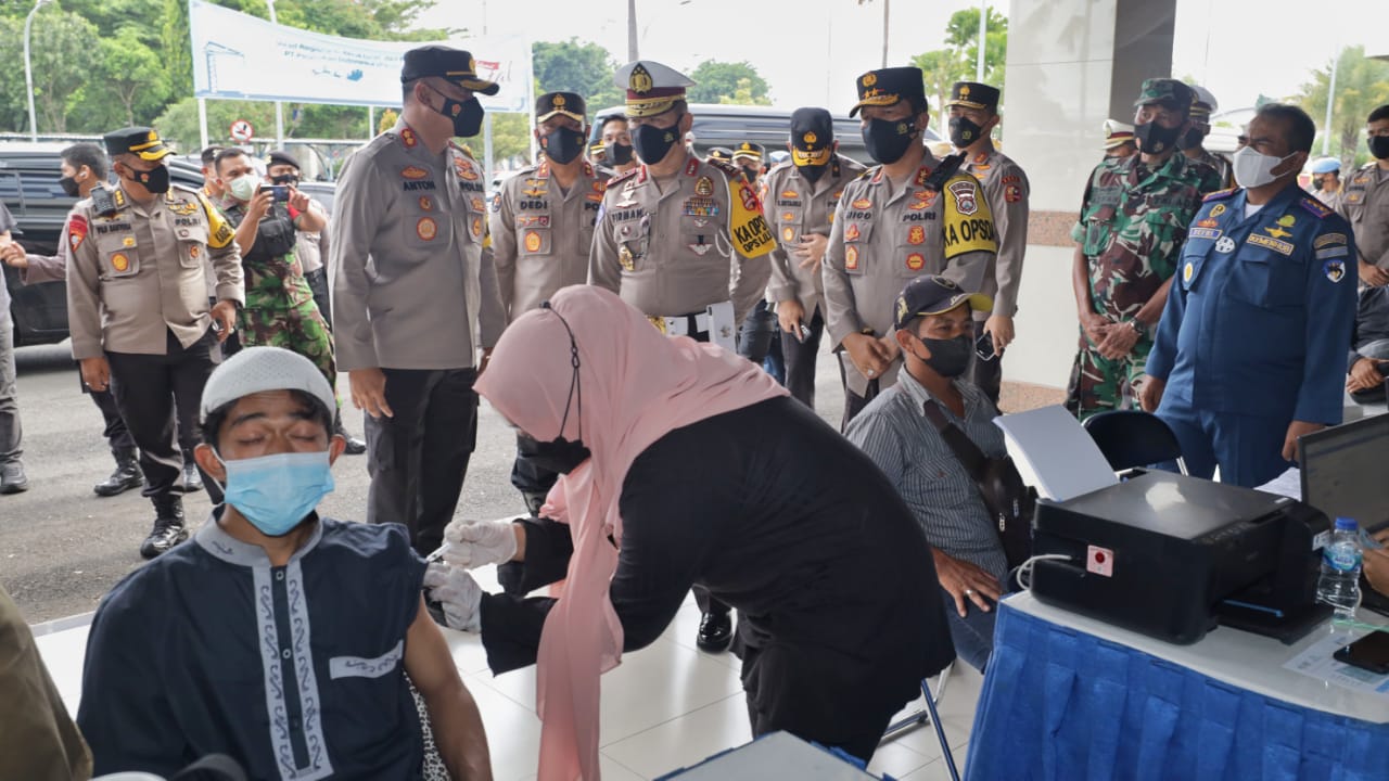 Kakorlantas : Polri Pastikan Penerapan Protokol Kesehatan di Tempat Publik Surabaya Berjalan dengan Baik