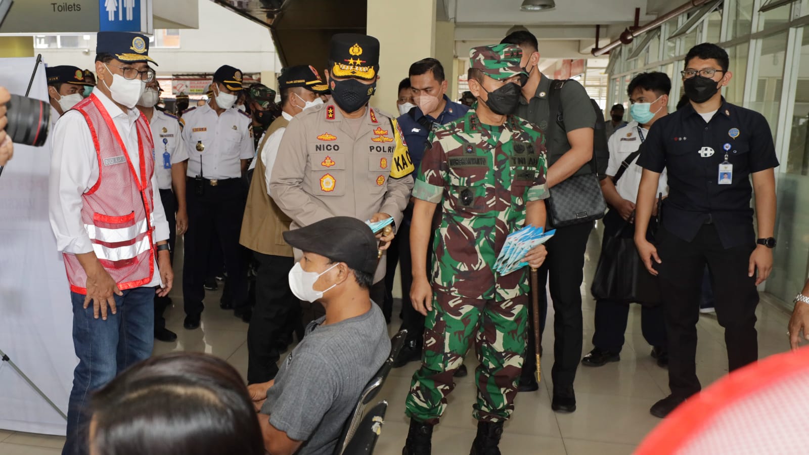 Forkopimda Jatim dampingi Menhub dan Kakorlantas Polri Lakukan Pengecekan Bandara, Tempat Karantina dan Terminal