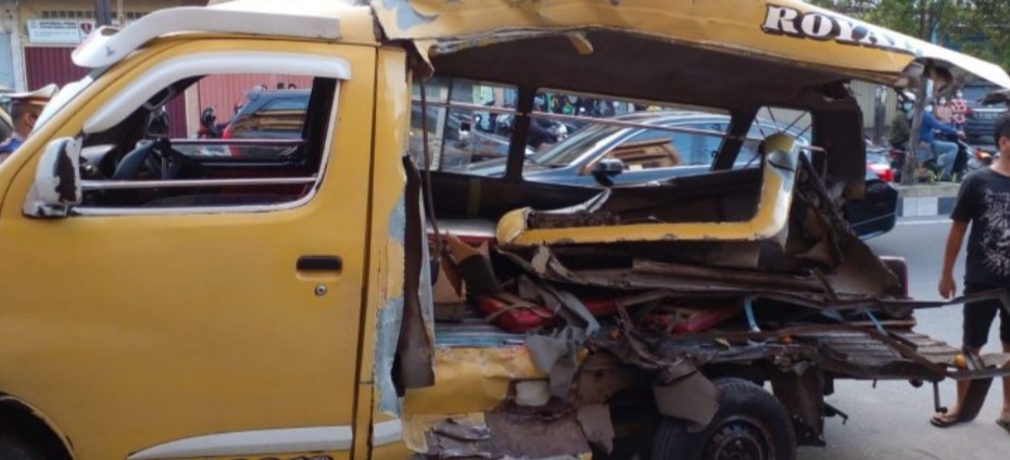 Tabrak Kereta Api, 5 Penumpang Angkot Tewas