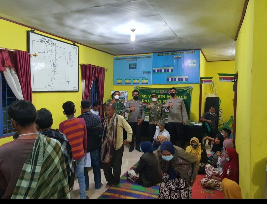 Hingga Malam, Polres Tapsel masih gelar Vaksinasi di Desa 