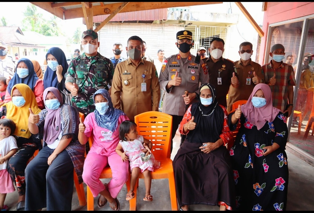 Dengan Canda dan Guyonnya, Bupati Paluta Tarik Minat Masyarakat Untuk di Vaksin