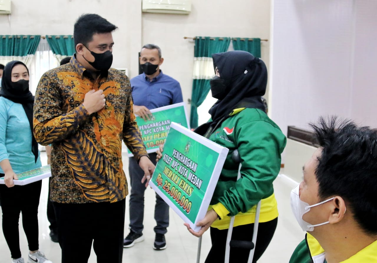 Wali Kota Medan Serahkan Penghargaan dan Tali Asih Kepada Para Atlet NPC