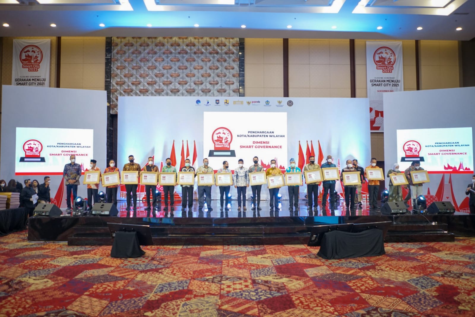 Walikota Medan Bobby Terima Penghargaan Smart City dari Kementerian Kominfo