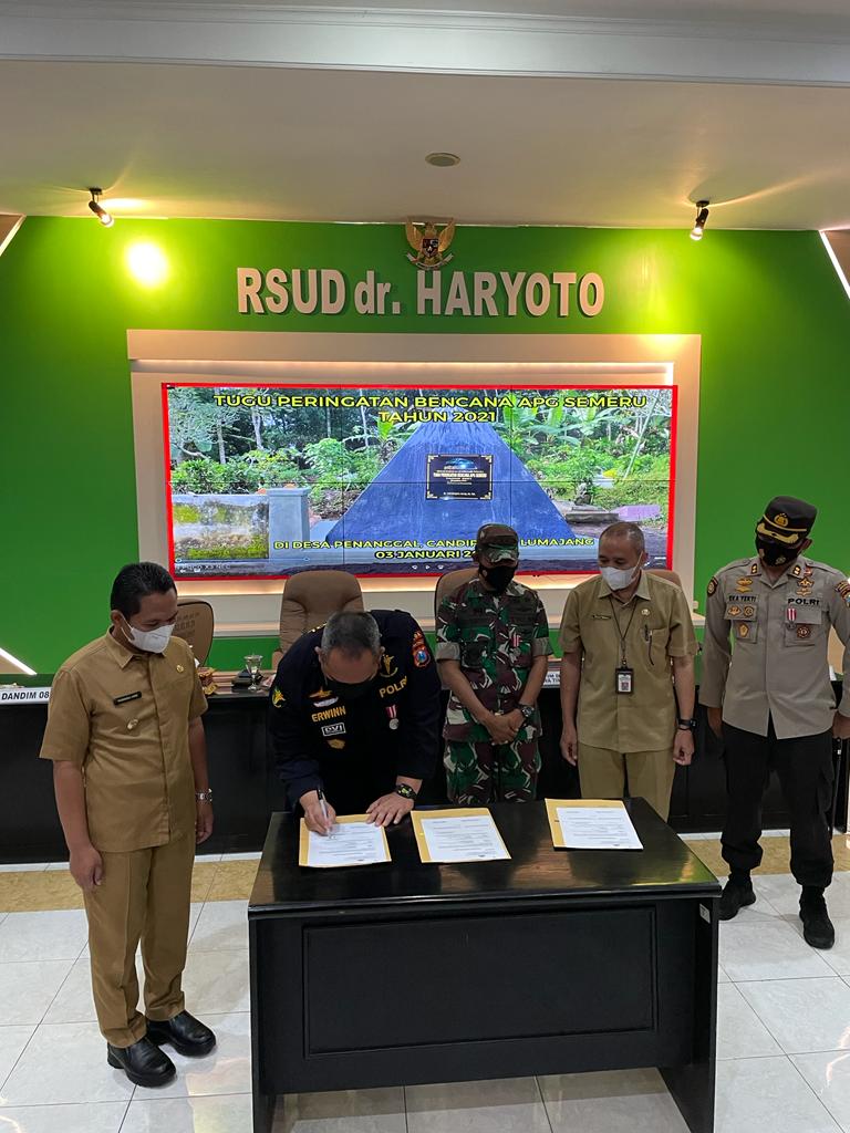 Bupati Lumajang Berikan Penghargaan Kepada Biddokkes Polda Jatim Sebagai DVI Commander Ops DVI Bencana APG Gunung Semeru