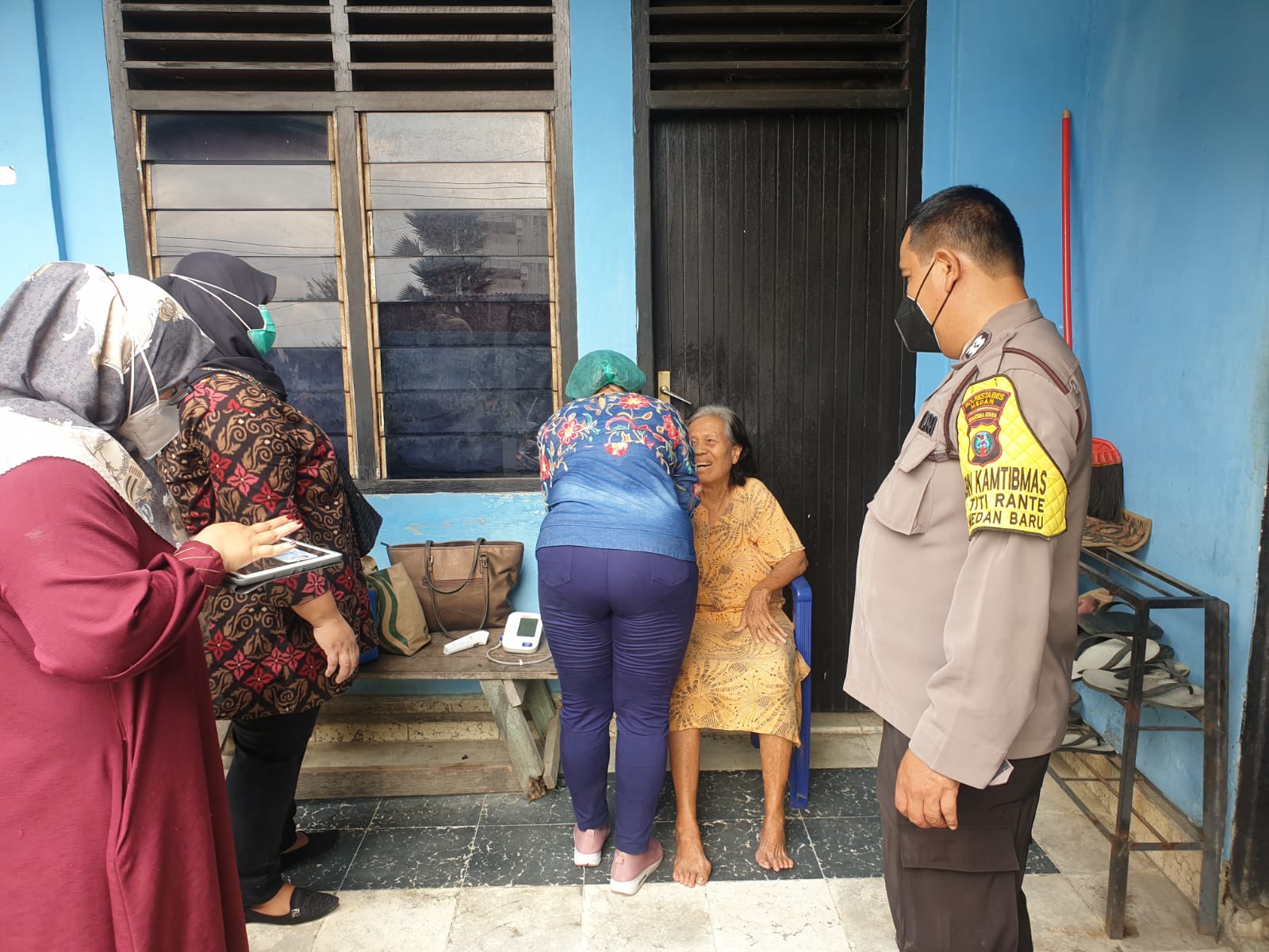 Bhabinkamtibmas Polsek Medan Baru Bersama Nakes Door To Door Lakukan Vaksinasi Warga Lansia
