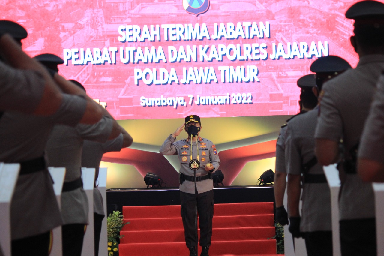 Kapolda Jatim Pimpin Upacara Serah Terima Empat PJU dan Lima Kapolres Jajaran Polda Jatim