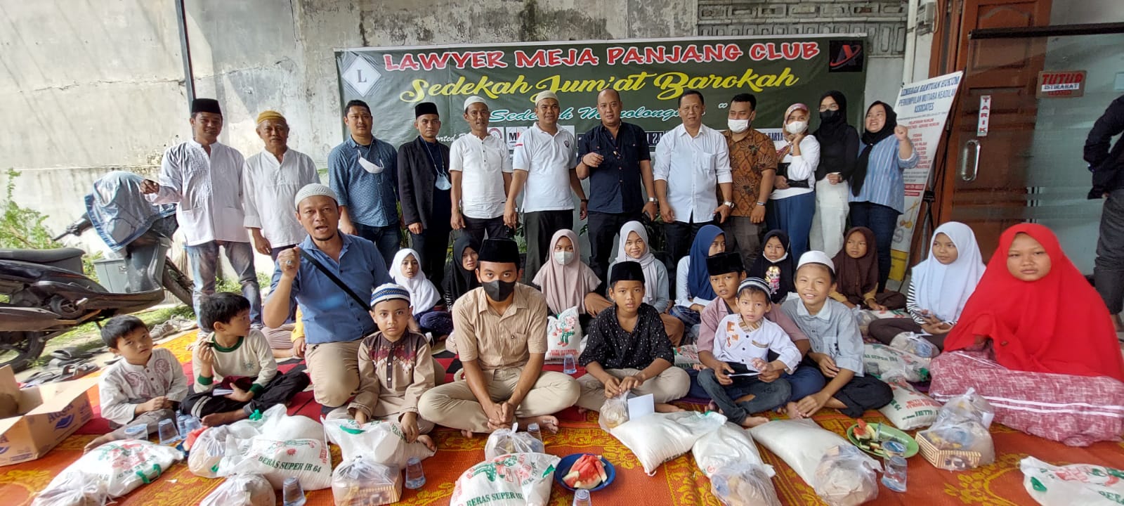 Rasa Syukur, Lawyer Meja Panjang Club Berbagai di Jumat Barokah Dengan Anak Yatim