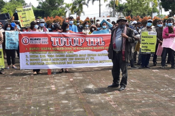 Aliansi Gerak Tutup TPL Nyatakan Sikap Di Halaman Kantor Bupati Toba