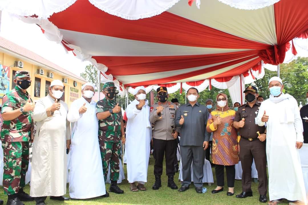 Bupati dan Wabup Dampingi Kapolda dan Pangdam Dalam Pelaksanaan Vaksinasi Covid-19 Masal di Mapolres Labuhanbatu