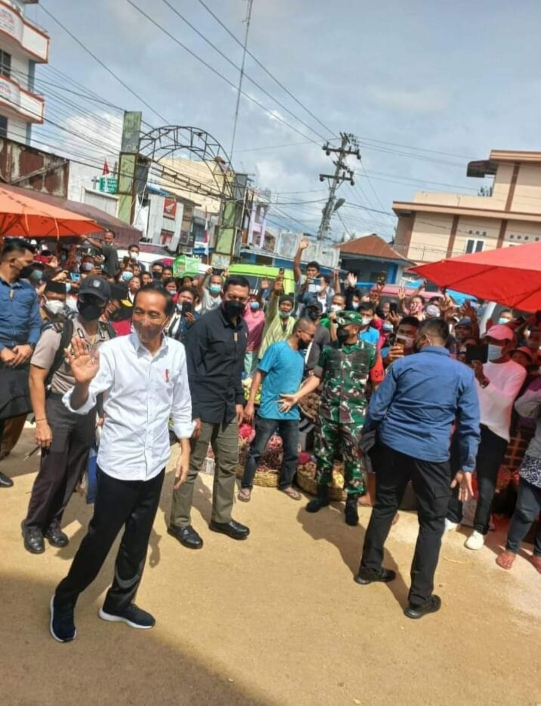 Ribuan Warga Porsea kerubuti Presiden RI Joko Widodo