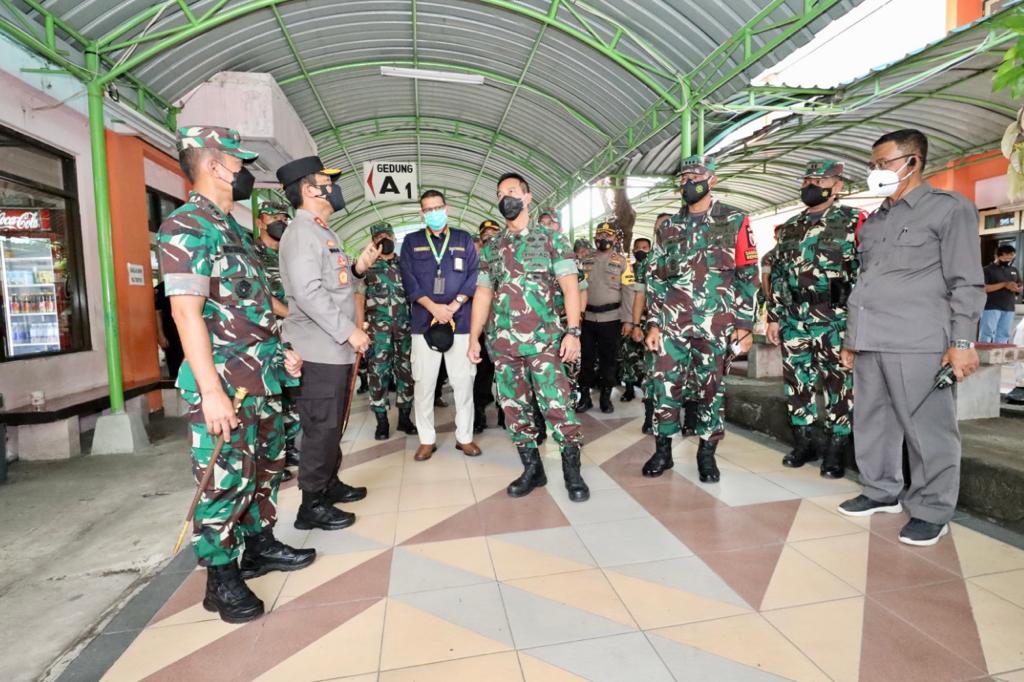 Pangdam V Brawijaya dan Kapolda Jatim Dampingi Panglima TNI Mengecek Pelaksanaan Karantina Terpusat PPLN