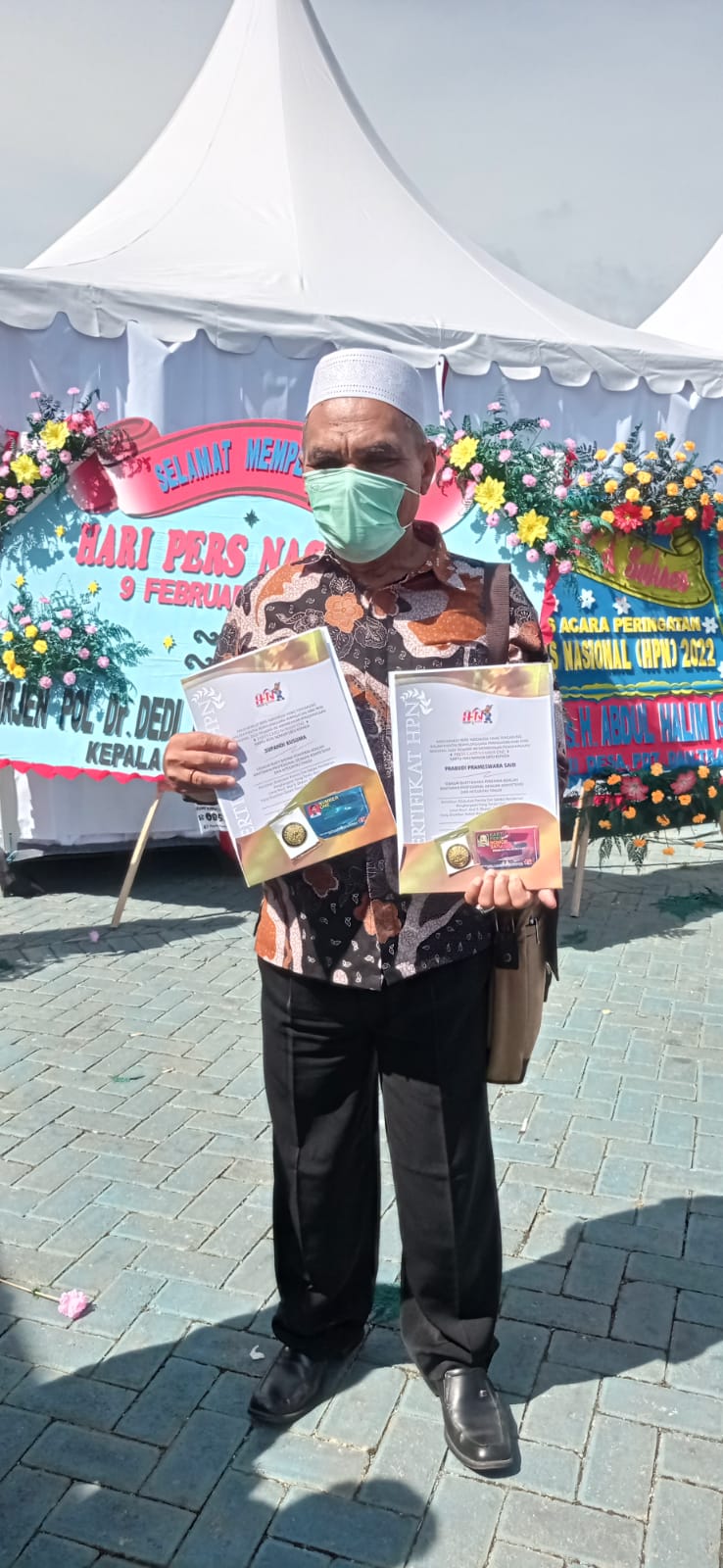 Puncak HPN 2022 Di Kendari,  Prabudi Said  Dan Supandi Kusuma Terima Press Card Number One