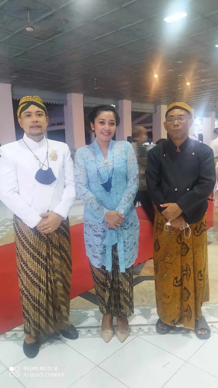 TATA CARA SEWU DINTEN DI PAGELARAN KARATON SURAKARTA