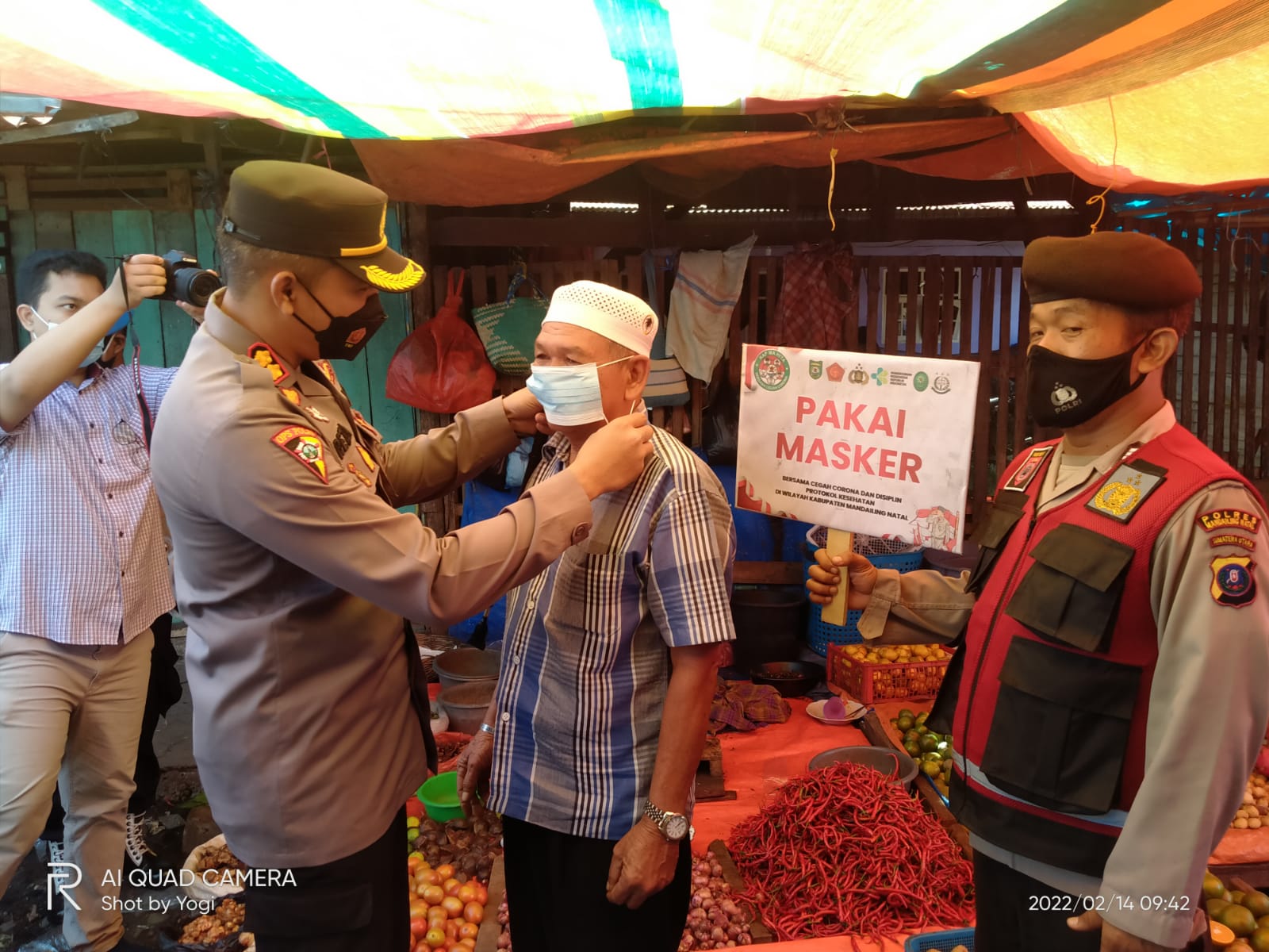 Belusukan Ke Pusat Pasar, Kapolres Madina Bagikan 4000 Picis Masker Kepada Pedagang
