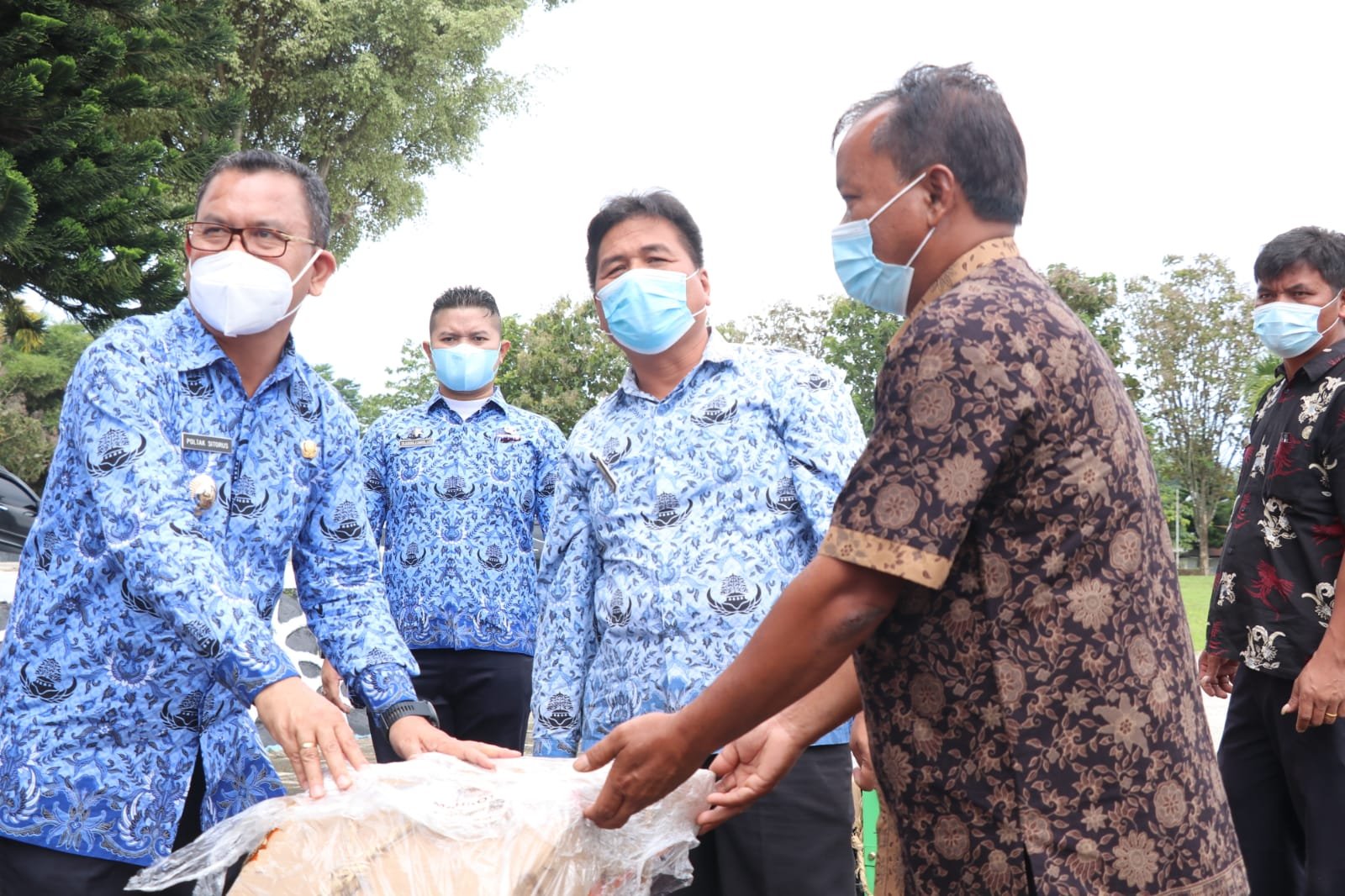 BUPATI TOBA MENYALURKAN BANTUAN PEMIMPIL JAGUNG DARI CSR PT. BANK MANDIRI.Tbk KEPADA KEPALA DESA DI 16 KECAMATAN