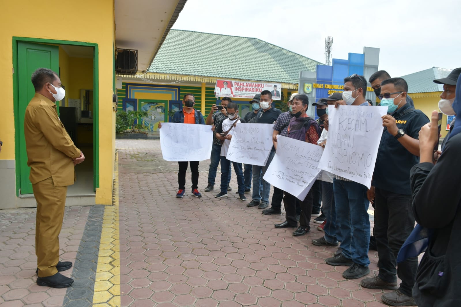 Tidak Terima Dikatakan Semua Wartawan Bisa Dibayar, Belasan Wartawan Gelar Aksi Minta dr Salomo Dicopot/Mutasi