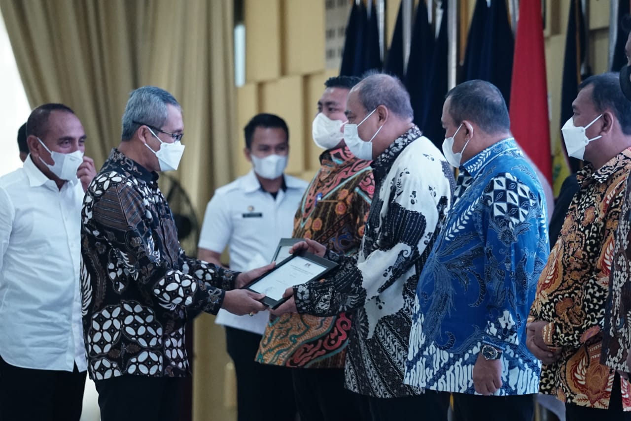 T.Tinggi Terima Penghargaan 