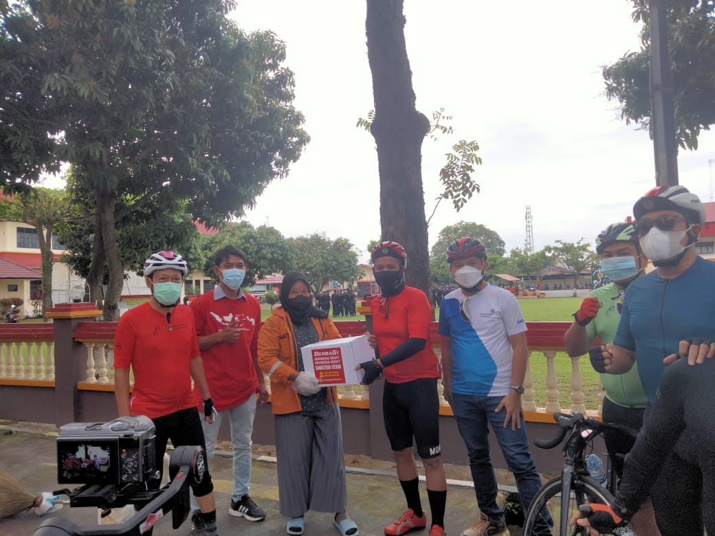 ICC Berbagi Sembako Penyapu Jalan