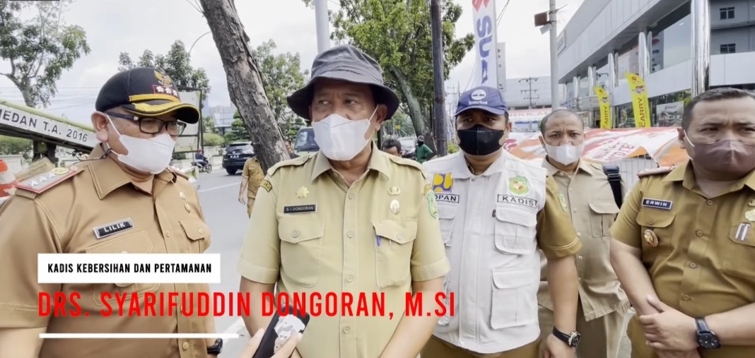 Dinas PU dan Dinas Kebersihan Pertamanan Kolaborasi Bersihkan Kawasan Jalan Adam Malik Medan