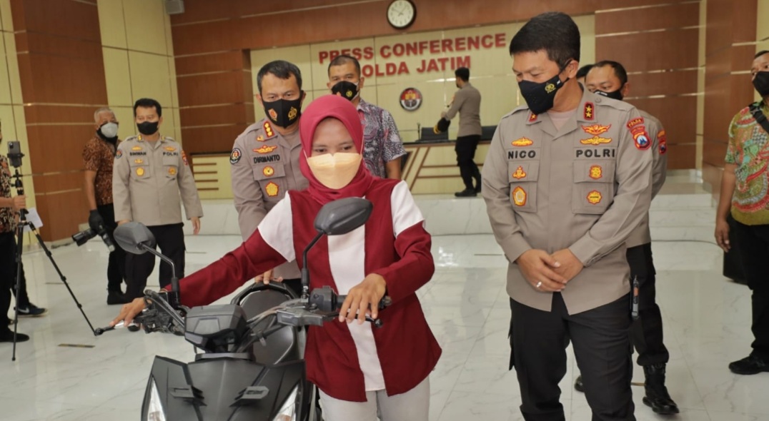 Kapolda Jawa Timur Kembalikan Motor Milik Wanita Ojol Korban Curanmor
