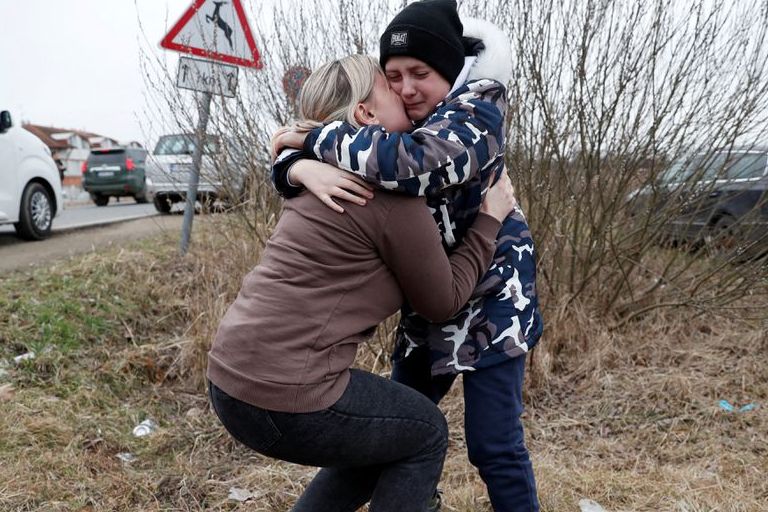 Haruu....Seorang Perempuan Tak Dikenal Selamatkan Dua Anak Ukraina