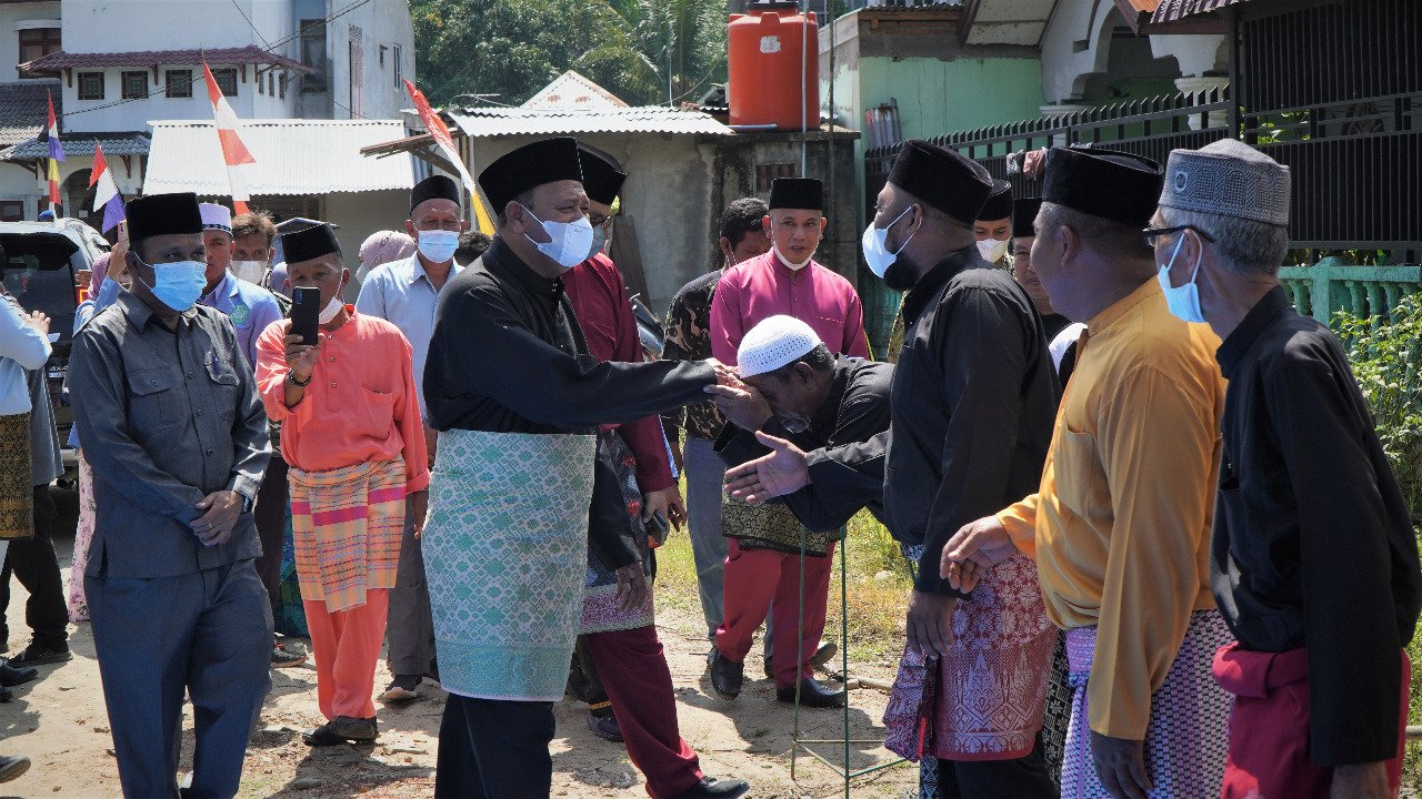 PLT Bupati Langkat Syah Afandin Hadiri Pelantikan Kedatukan Secanggang.