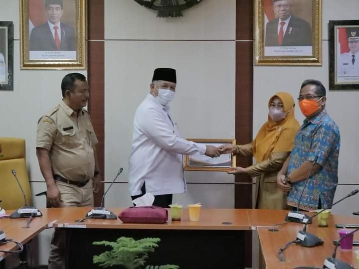 Pemko Solok berikan Reword pada SDN 06 Tanah Garam atas keberhasilan  Raih Penghargaan Adiwiyata Tingkat Kota
