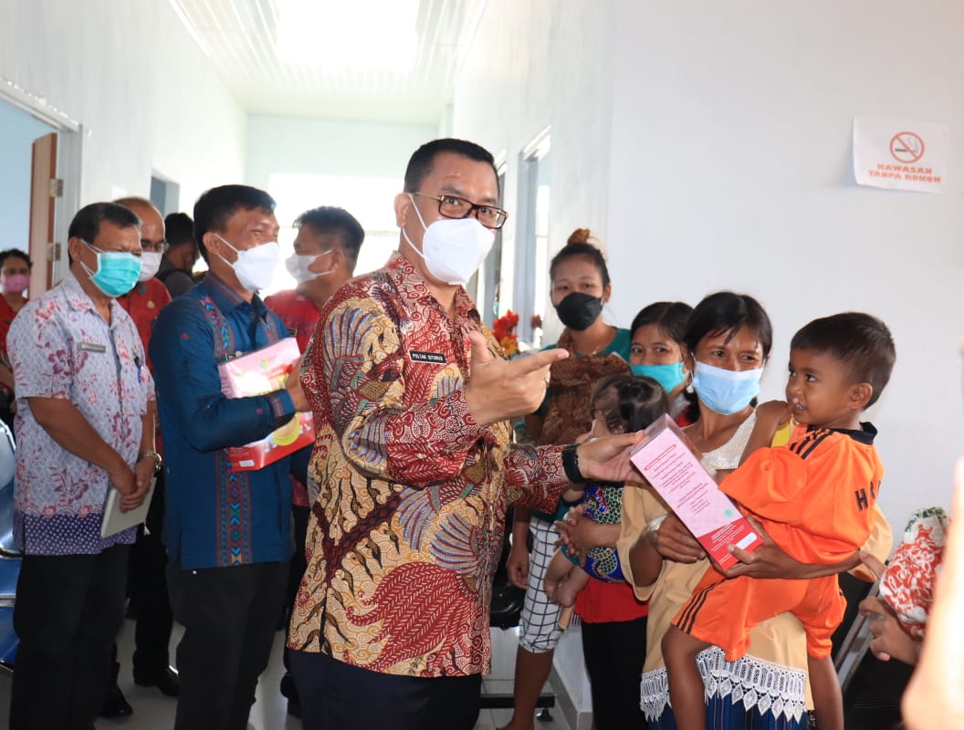 Bupati Toba Tinjau Pengobatan Gratis dan Beri  Beasiswa SD/SMP Berprestasi