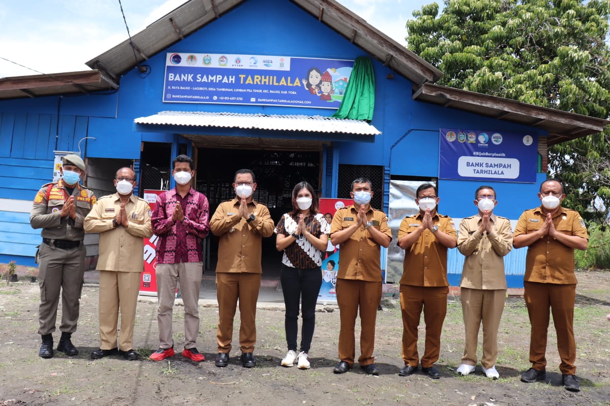 Bupati Toba Beri Beasiswa Kepada Siswa Berprestasi Serta Pengobatan Gratis di Puskesmas Soposurung