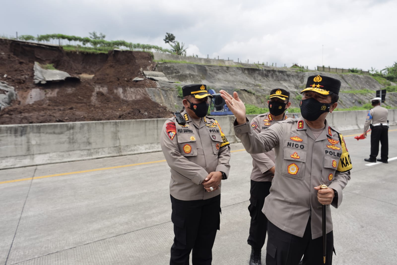 Kapolda Jatim Mengecek Lokasi Tanah Longsor di Tol Pandaan - Malang