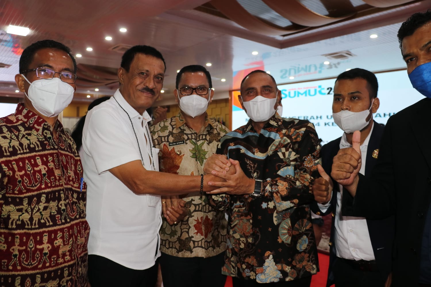 BUPATI TOBA TERIMA ANUGRAH PENGHARGAAN PADA HUT 10 SUMUT24