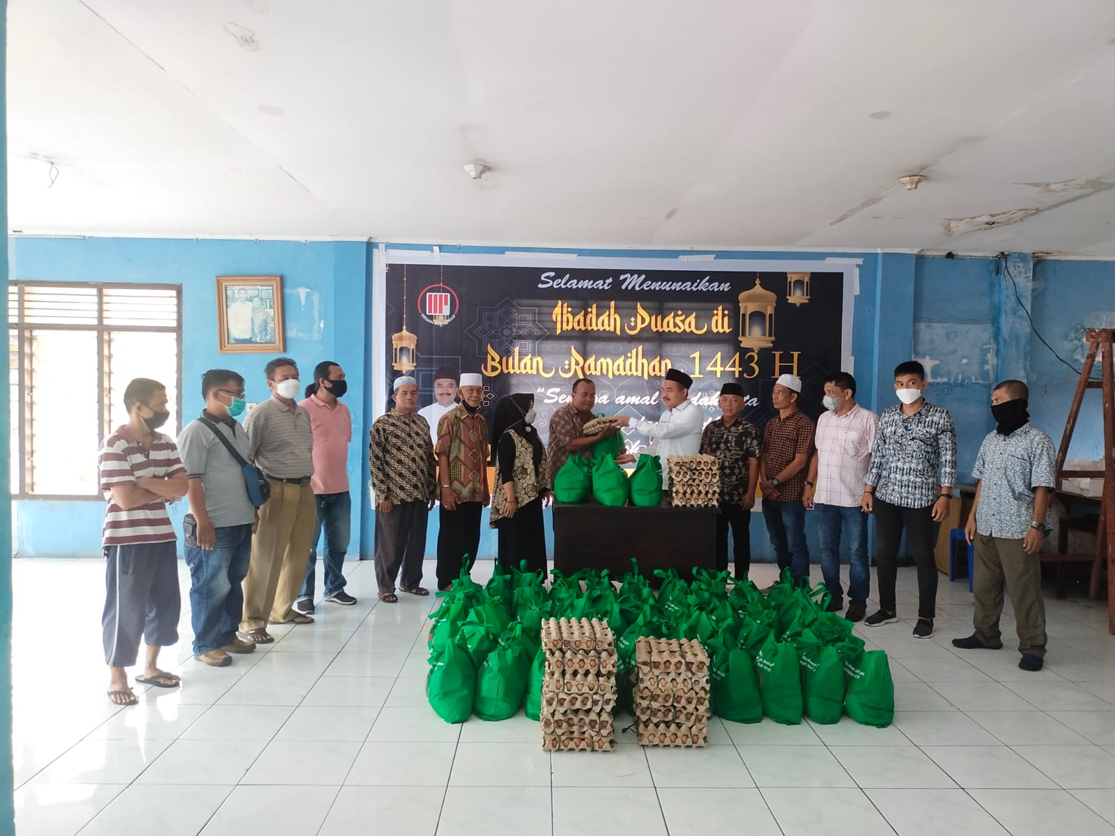 Harian Medan Pos Bagikan Paket Sembako Untuk Wartawan Dan Karyawan