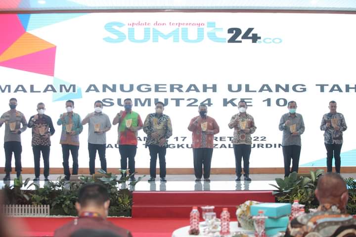 Malam Anugrah HUT Ke-10 SUMUT24, Wali Kota T.Tinggi Terima Penghargaan