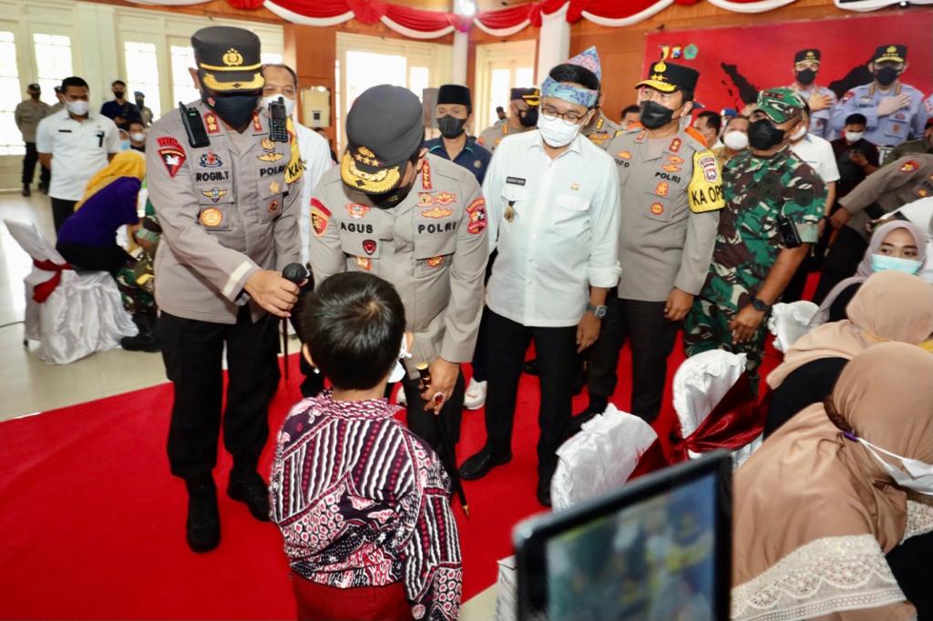 Kabareskrim Polri dan Kapolda Jatim Cek Pelaksanaan  Vaksinasi Covid-19 di Pamekasan