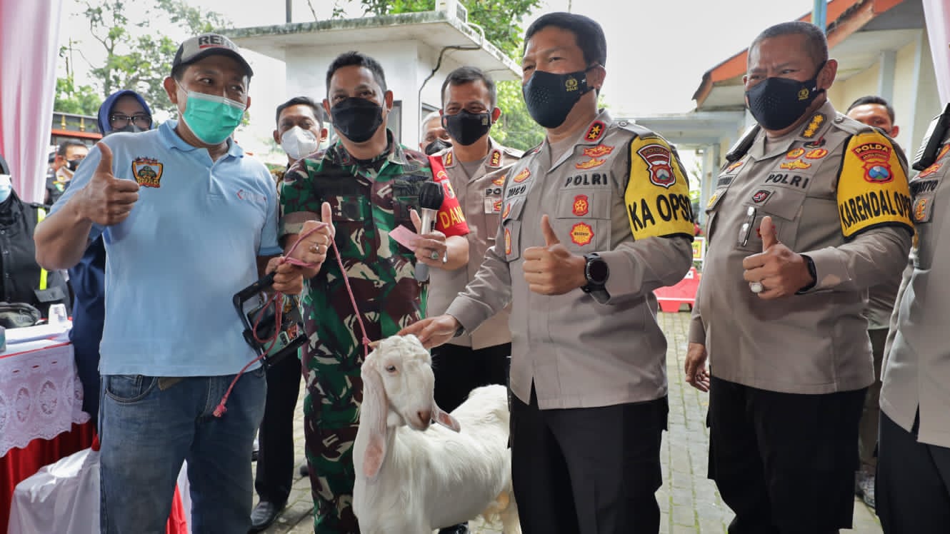 Kapolda Jatim Bagikan Doorprize Kambing di Vaksinasi Presisi Lumajang