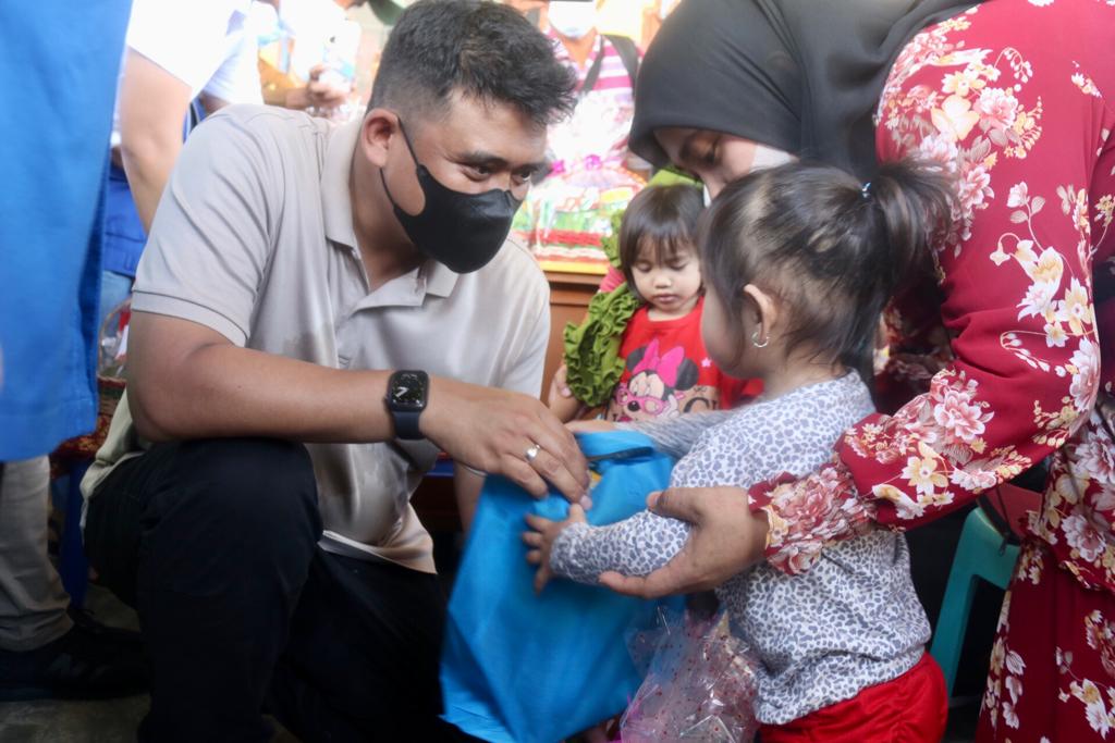 Ketika Bobby Nasution Berikan Solusi pada Seorang Ibu di Posyandu Mangga