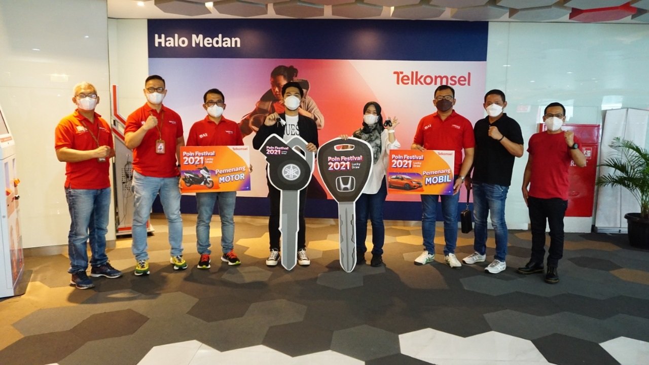 Pelanggan di Kota Medan, Telkomsel Serahkan Hadiah Mobil& Motor di Program Poin Festival