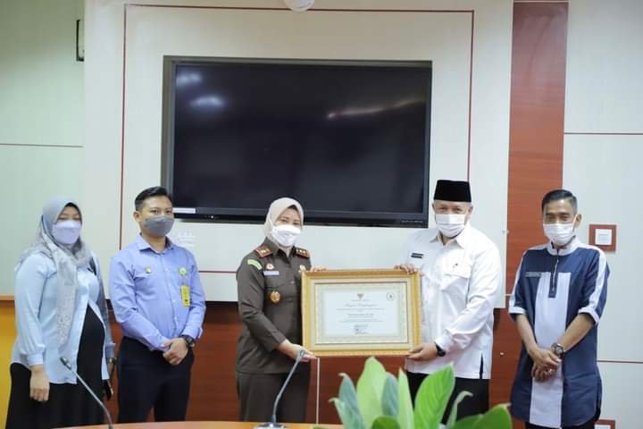 Wako Serahkan Penghargaan Kepada Kajari Solok