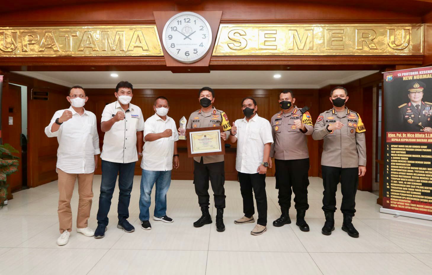 Kapolda Jatim Irjen Nico Menerima Penganugrahan PWI Award 2022