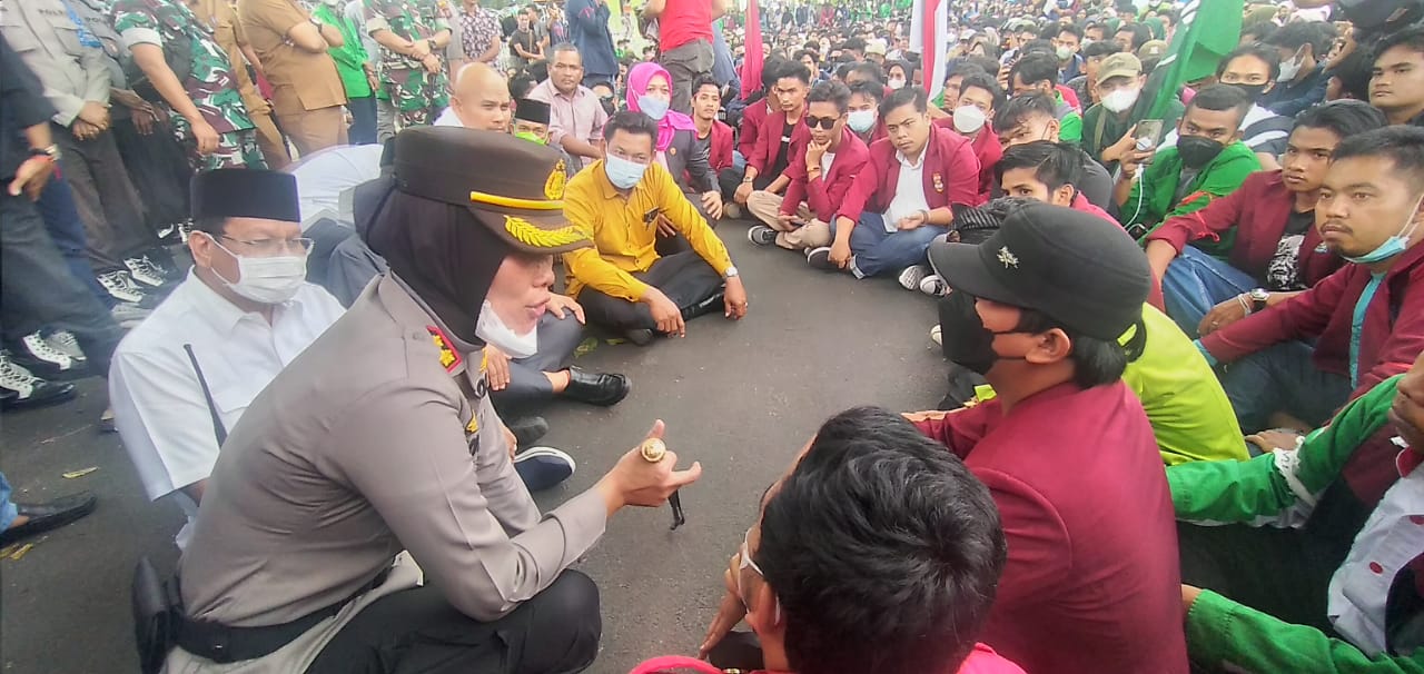 Sikap Humanis dan Naluri Keibuan Kapolres AKBP Juliani Prihartini, Dinilai Berhasil Amankan Aksi Damai 11 April 2022