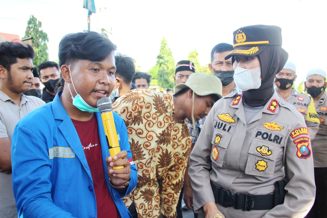 Sosok Kapolres AKBP Juliani Prihartini Yang Akrab Dengan Mahasiswa Saat Unras