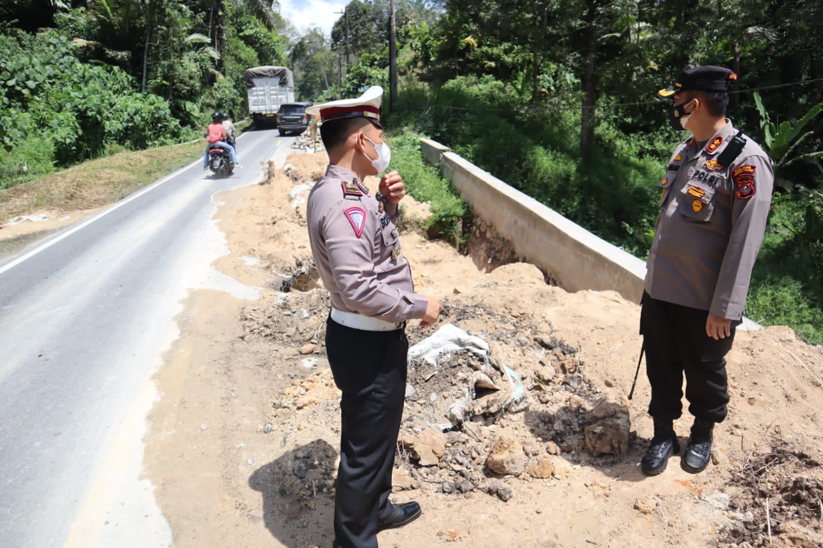 Kapolres AKBP Roman Smaradhana Elhaj, Tinjau Langsung Jalan Rusak Jelang Lebaran