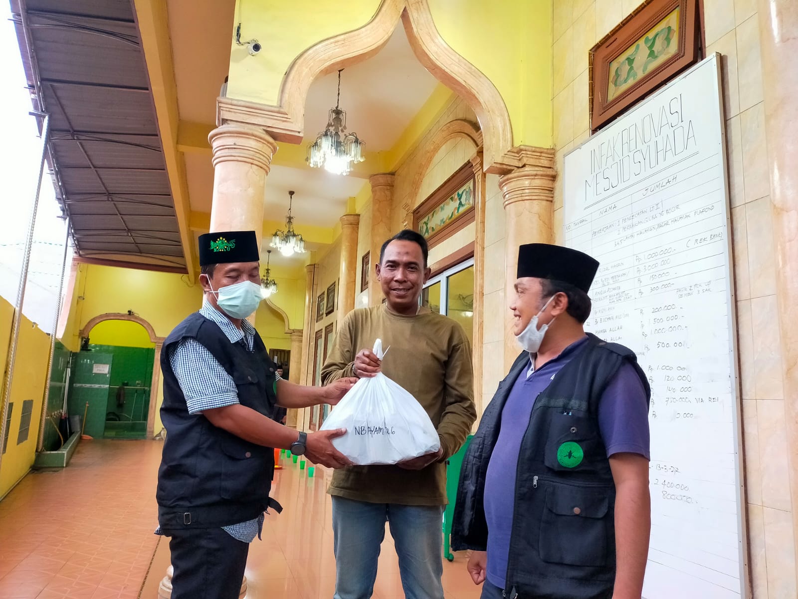 Bulan Barokah, Bakopam Kembali Bagi Nasi Bungkus ke Masjid