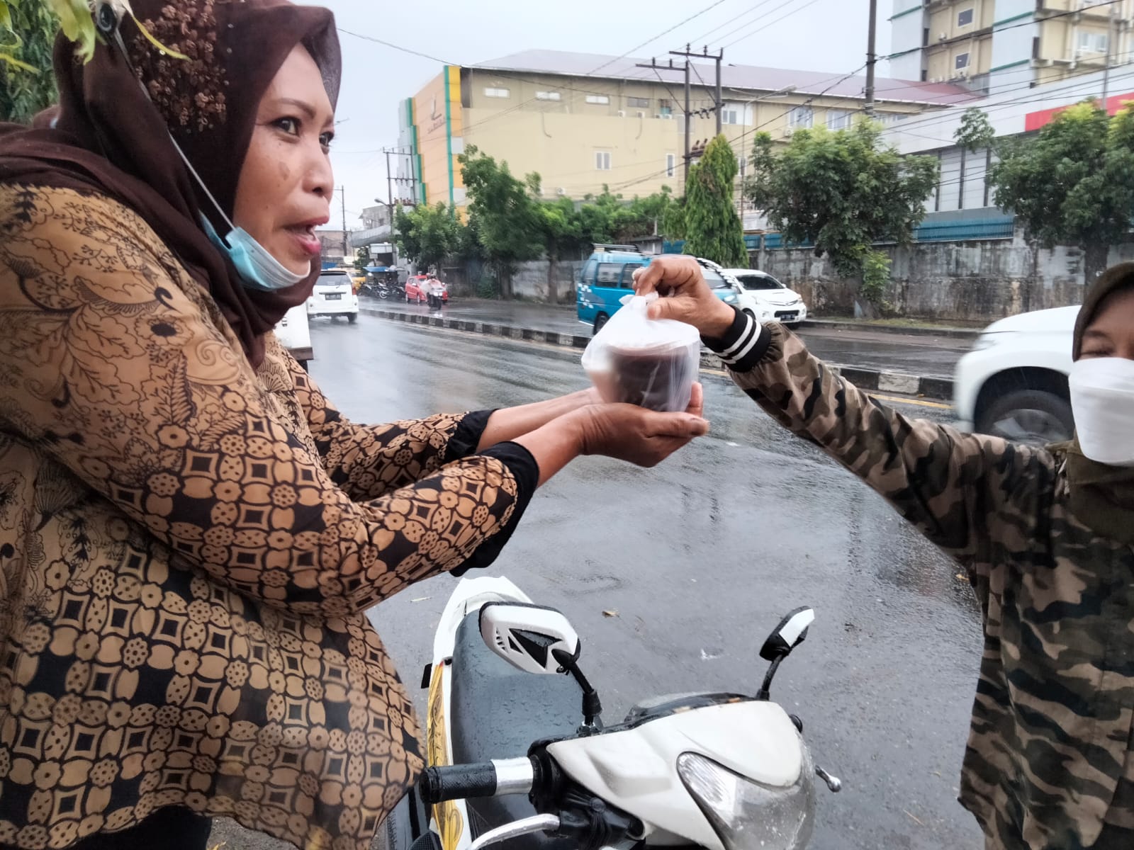 KSJ Bagi Takjil sebanyak ratusan kepada Abang becak dan Pengguna jalan
