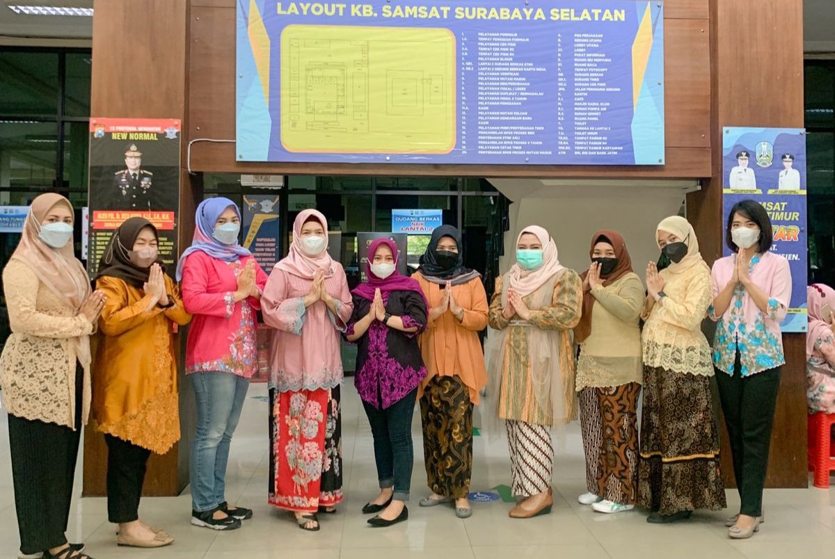 Peringati Hari Kartini, Polwan Polda Jatim Berikan Pelayanan dengan Busana Kebaya